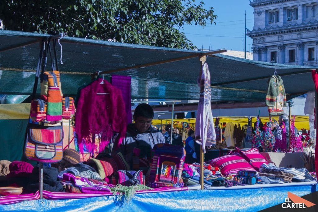 Stand de la feria en el acampe por la Definitiva Independencia