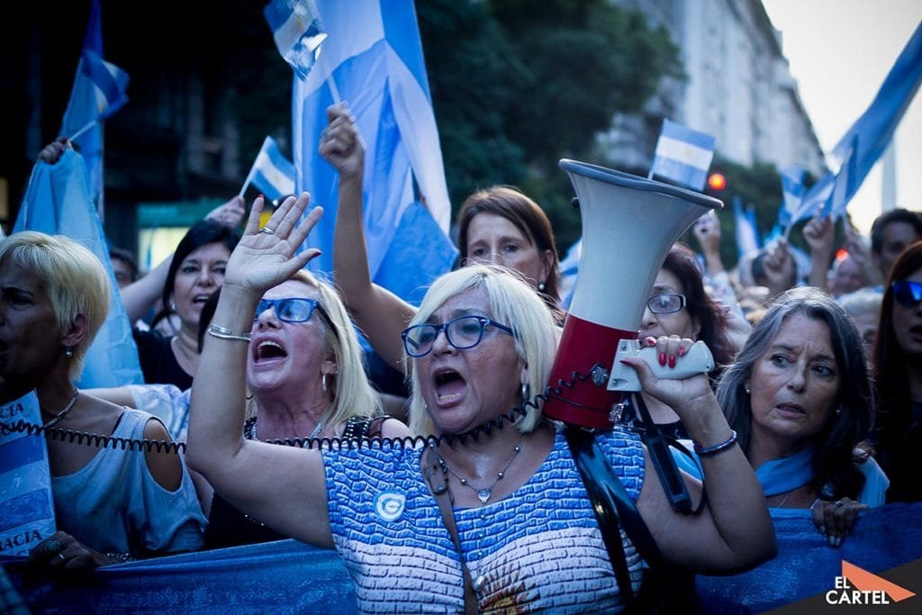 Señoras cantando - 1A - "Marcha por la democracia"